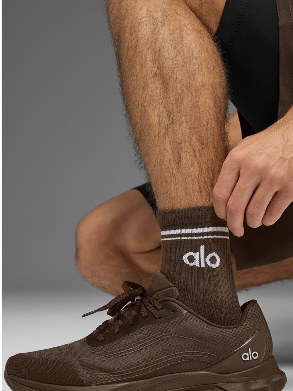 ALO Yoga Unisex Crew Socks - Espresso - Picture 3 of 3